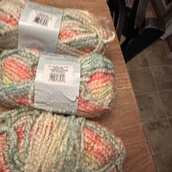 Red Heart Snuggle Bunny Yarn Goldfish Super Bulky 3 Skeins Lot 100% Acrylic - Picture 5 of 6